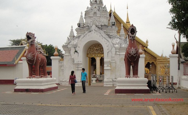 Hariphunchai-temple1