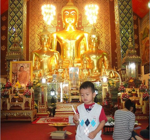 Hariphunchai-temple3